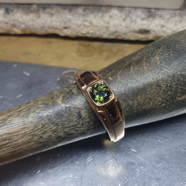 Guldring med grön pärla