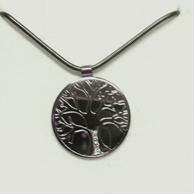 Rund silveramulett med livets träd